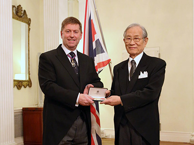 松本紘 元総長に名誉大英勲章OBE （Honorary Officer of the Most Excellent Order of the British Empire）」が授与され、叙勲伝達式が執り行われました。（2017年2月23日）